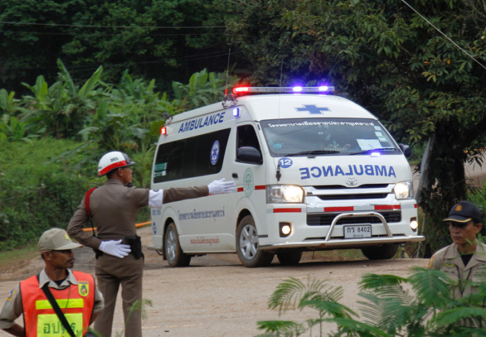 Rettungswagen verlässt das Höhlengelände in Mae Sai. Foto: epa/Pongmanat Tasiri