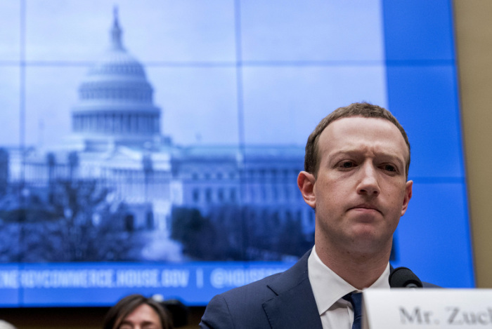  Mark Zuckerberg, Facebook-Chef, hält inne, während er bei einer Anhörung auf dem Capitol Hill in Washington über die Verwendung von Facebook-Daten aussagt. Foto: Andrew Harnik/Ap/dpa 