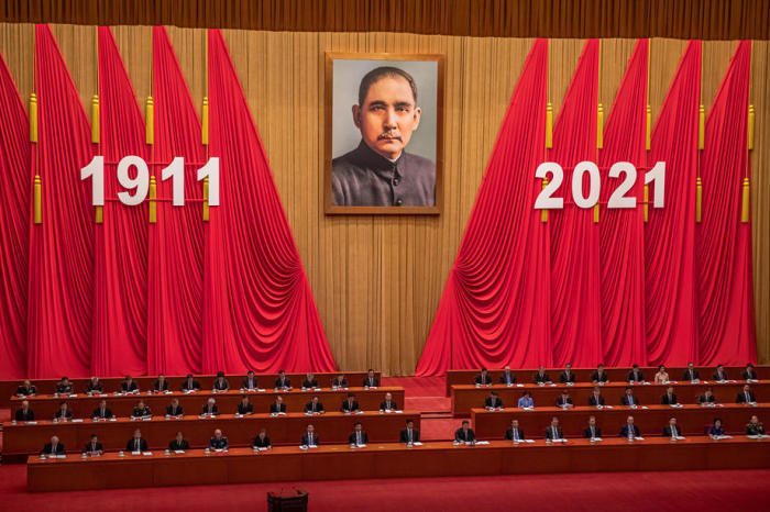 Der chinesische Staatspräsident Xi Jinping (C) hält eine Rede bei der Gedenkfeier zum 110. Jahrestag der Xinhai-Revolution in der Großen Halle des Volkes in Peking. Foto: epa/Roman Pilipey