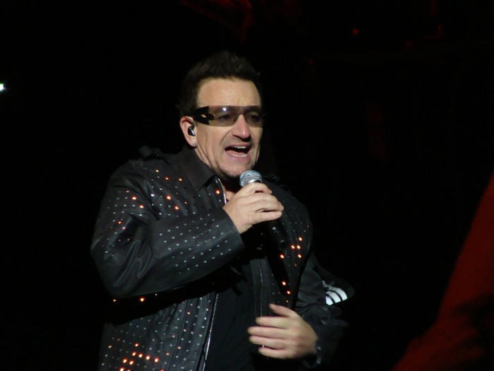 Der Irländer Paul David Hewson, bekannt als Bono, ist Sänger, Songwriter, Gitarrist und Frontmann der Rockband U2. Foto: Pixabay/Todd Poirier