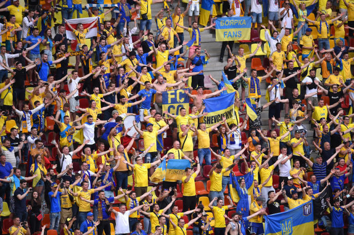 Ukrainische Fans feiern nach dem Sieg in der UEFA EURO 2020 Gruppe C. Foto: epa/Mihai Barbu