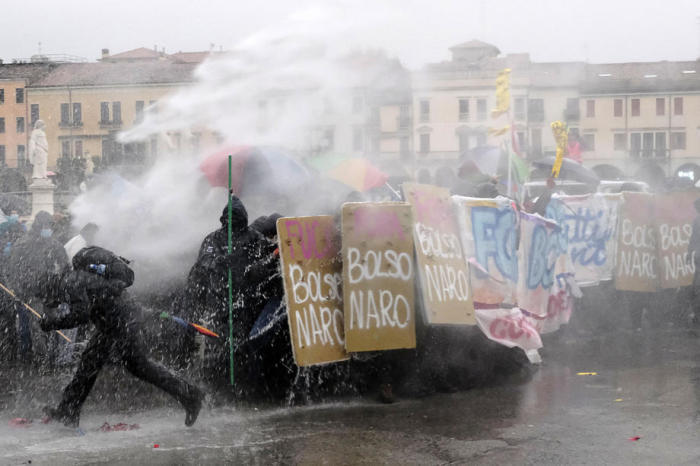 Italiens Polizei geht gegen Demonstranten vor, die den brasilianischen Präsidenten Jair Bolsonaro am Betreten der Basilika des Heiligen in Padua hindern wollen. Foto: epa/Nicola Fossella