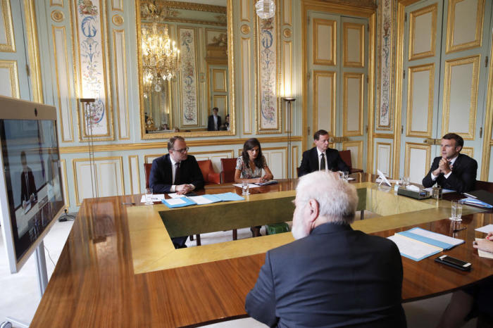 Frankreichs Präsident Emmanuel Macron (R) nimmt an einer Videokonferenz teil. Foto: epa/Christophus Ena