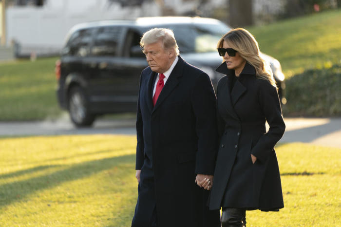 Der US-Präsident Donald J. Trump und First Lady Melania Trump (R) verlassen das Weiße Haus. Foto: epa/Chris Kleponis