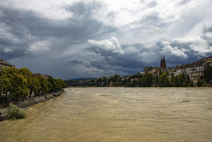 Eine Ansicht des Rheins, der an der Mittleren Brücke in Basel einen Wasserstand von 865 cm verzeichnete. Foto: epa/Patrick Straub