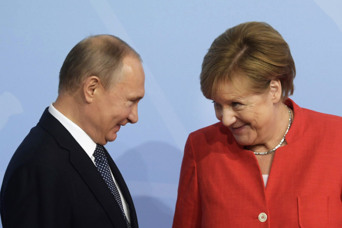 Bundeskanzlerin Merkel (r.) und der russische Präsident Putin (l.). Foto: epa/Clemens Bilan