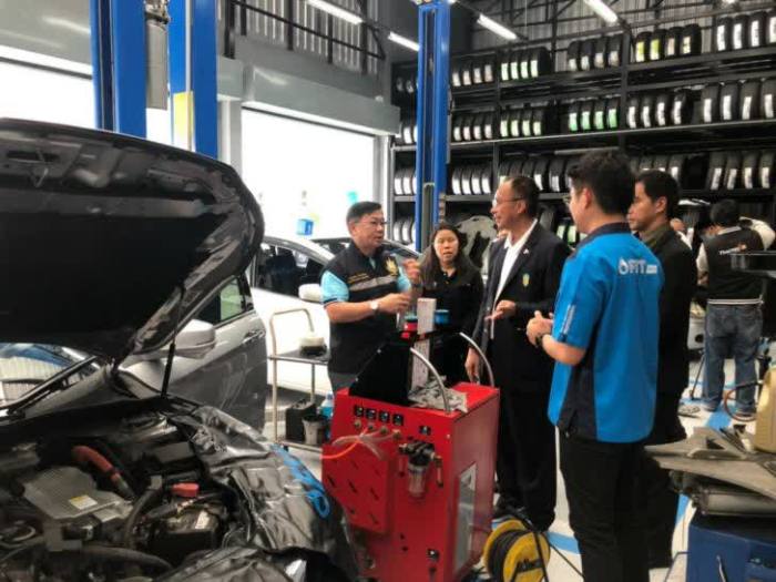 Bis Ende des Monats erhalten Autofahrer einen Gratis-Ölwechsel und eine kostenlose Kfz-Untersuchung in den landesweit 450 Pracharat-Autoservicezentren. Foto: National News Bureau Of Thailand.