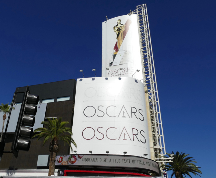 Am Hollywood Boulevard wird auf die bevorstehende Oscar-Verleihung im Dolby Theatre hingewiesen. Foto: Barbara Munker/Dpa