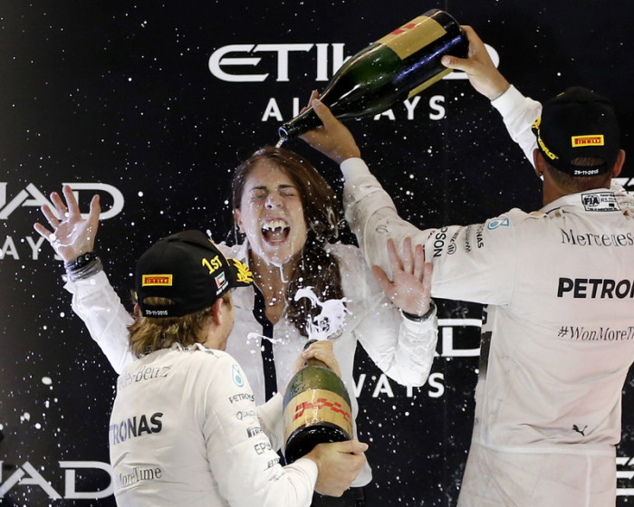 Nico Rosberg (l.) zum Dritten! Der Vizeweltmeister gewinnt auch das Finale in Abu Dhabi. Zweiter wird Champion Lewis Hamilton (r.). Foto: epa/Ali Haider