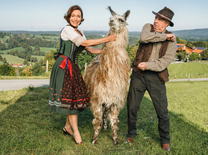 Pensionswirtin Sophie (Aglaia Szyszkowitz) und ihr Dauergast Barthl (Friedrich von Thun) mit Lama Helga - eine Szene aus 