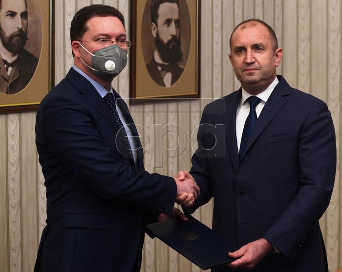 Der bulgarische Präsident Rumen Radev (R) und der Kandidat für das Amt des Ministerpräsidenten der Partei GERB-SDS, Daniel Mitov (L), posieren für die Fotografen während der offiziellen Zeremonie der Übergabe des Mandats... Foto: epa/Vassil Donev