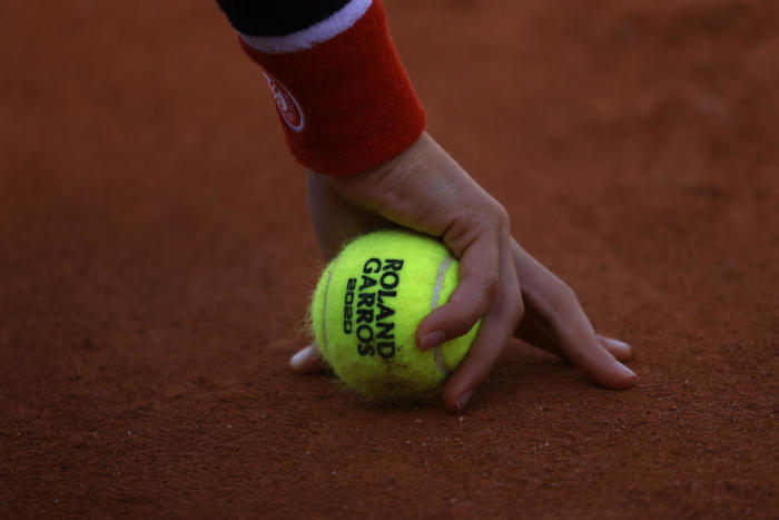 Ein Balljunge während des Tennisturniers French Open in Roland Garros in Paris. Foto: epa/Yoan Valat