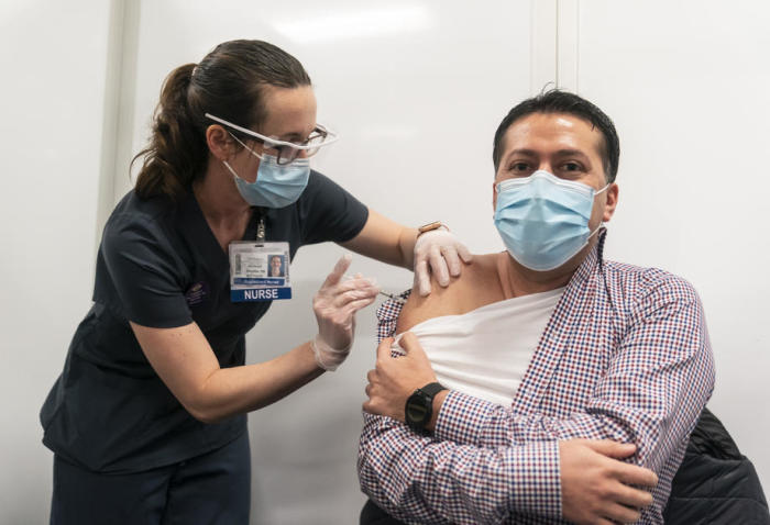 Die Krankenschwester Mackenzie Bochtler (L), verabreicht den Impfstoff von Pfizer-BioTech gegen das Coronavirus (COVID-19). Foto: epa/Stephen Brashear