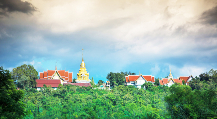 Erhaben wacht der Wat Phra That Doi Saket über das kleine Dorf. Bei klarem Wetter kann man bis nach Chiang Mai und über die malerische Bergwelt der Region schauen. Foto: Mazur Travel