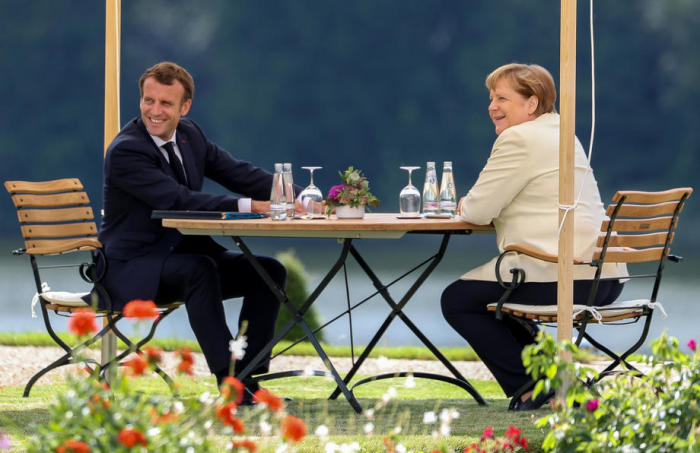 Bundeskanzlerin Angela Merkel (L) und der französische Staatspräsident Emmanuel Macron unterhalten sich während eines bilateralen Treffens im Gästehaus Schloss Meseberg der deutschen Regierung in Gransee bei Berlin. Foto: epa/Hayoung Jeon