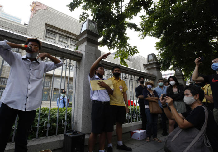 Protest von Pro-Demokratie-Aktivisten vor dem Grand Postal Post Building in Bangkok. Foto: epa/Narong Sangnak