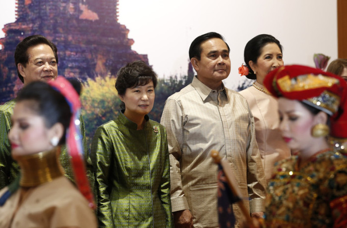 Beim 25. Südostasien-Gipfel am 12. November in Myanmar nahm auch Thailands Staatschef Prayut Chan-ocha mit anderen Regierungschefs der Region teil – die beiden Länder rücken näher zusammen, doch auch der Wettbewerb steigt.