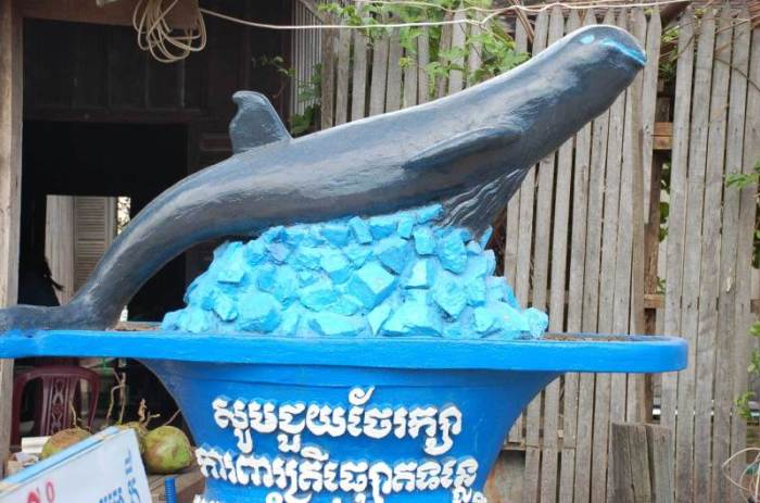 Noch gibt es lebende Delfine im Mekong. Wenn es aber schlecht läuft, wird der Betondelfin in Sambo in der Provinz Kratie bald nur noch an eine ausgestorbene Art erinnern.