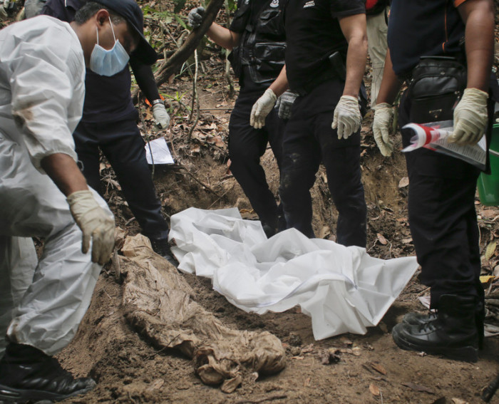 Horror im Dschungel in Asien: verscharrte Leichen von Flüchtlingen und skrupellose Schlepper, die sich davon gemacht haben. Das Flüchtlingsdrama blieb wegen der Lage in Europa fast unbeachtet. Foto: epa/Fazry Ismail