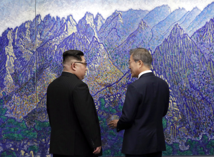 Südkoreas Präsident Moon Jae In (r.) und Nordkoreas Machthaber Kim Jong Un (l.). Foto: epa/efe/Korea Summit Press
