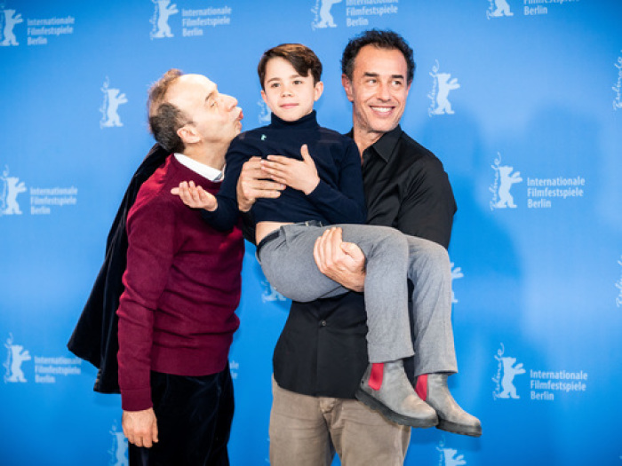 „Pinocchio“, von Regisseur Matteo Garrone (r) mit Schauspieler Roberto Benigni (l) und dem jungen Schauspieler Federico Ielapi (M). Foto: Michael Kappeler/Dpa