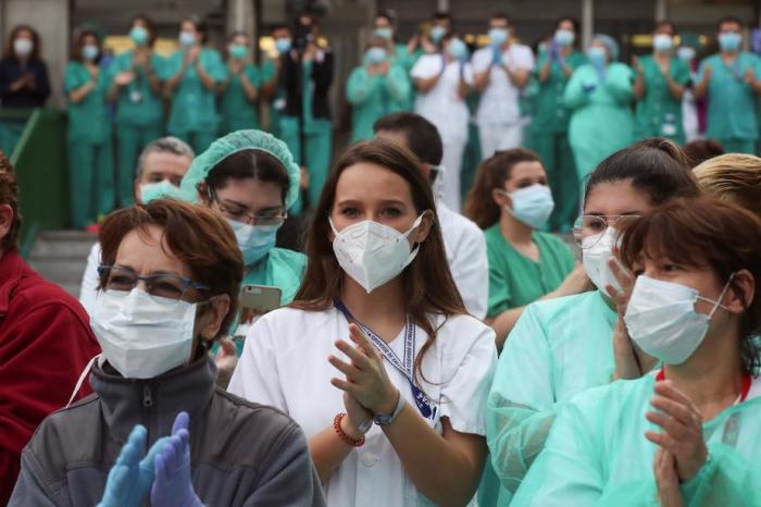 Das Gesundheitspersonal nimmt am landesweiten täglichen Dankbarkeitsapplaus vor dem Krankenhaus 12 de Octubre in Madrid, Spanien teil. Foto: epa/Kiko Huesca