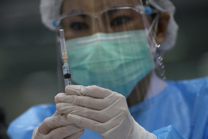 Die Gesundheitsbehörde Chiang Mai hat einen Leitfaden für Ausländer veröffentlicht, die in der Provinz leben und sich für das staatliche Covid-19-Impfprogramm registrieren möchten. Foto: epa/Narong Sangnak
