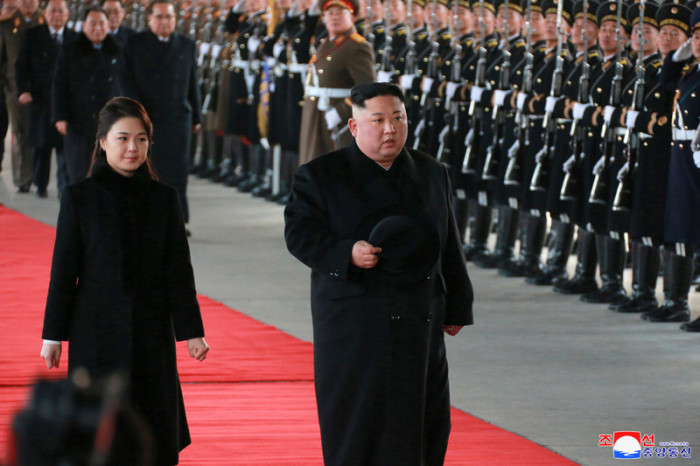 Nordkoreas Machthaber Kim Jong Un (r.) und seine Gattin Ri Sol-ju (l.) traten am Montag ihre Reise nach Peking an. Foto: epa/Kcna