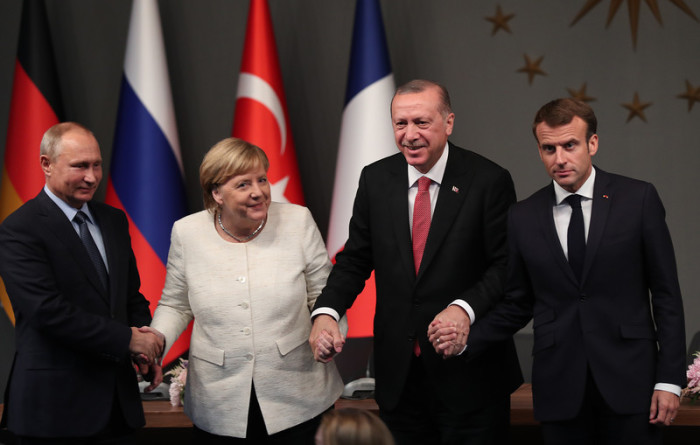 Der türkische Präsident Recep Tayyip Erdogan (2-r), die deutsche Bundeskanzlerin Angela Merkel (l), der französische Präsident Emmanuel Macron (r) und der russische Präsident Wladimir Putin (2-l). Foto: epa/Tolga Bozoglu