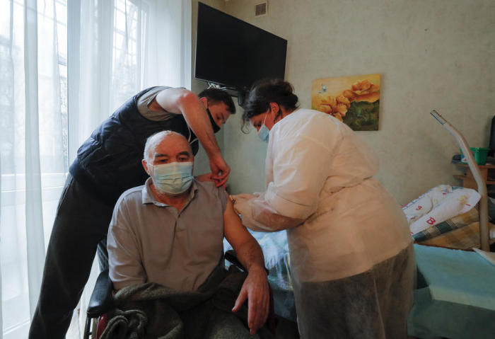 Impfungen gegen COVID-19 in Kiew. Foto: epa/Sergey Dolzhenko