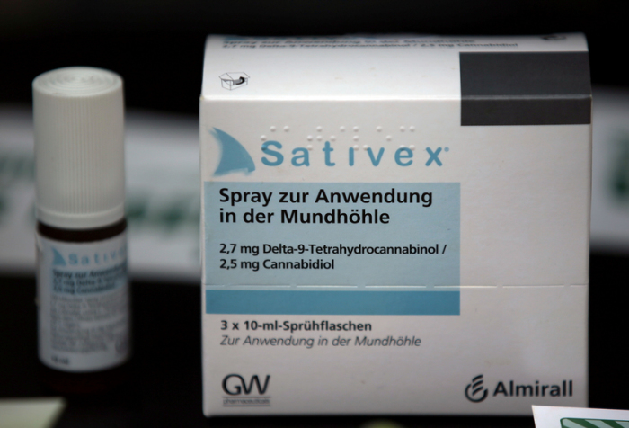  Das aus Cannabis hergestellte Medikament Sativex steht am 22.07.2014 in Köln (Nordrhein-Westfalen) bei einer Initiativgruppe zur Legalisierung von Cannabis auf dem Tisch. Foto: Oliver Berg/Dpa