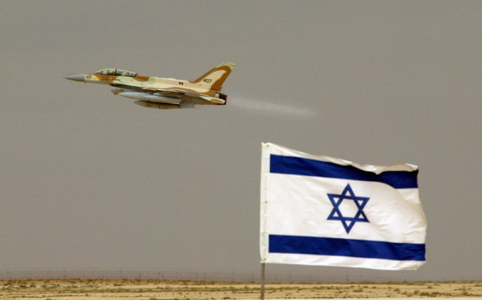 Ein F16 Kampfflugzeug im Tiefflug über der israelischen Ramon Luftwaffenbasis in der Wüste Negev (Archivbild). Foto: epa/Jim Hollander