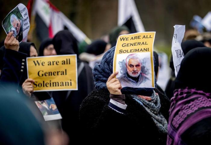 Protestierende halten vor der US-Botschaft in Den Haag Porträts von Qasem Soleimani in der Hand. Archivfoto: epa/Koen Van Weel