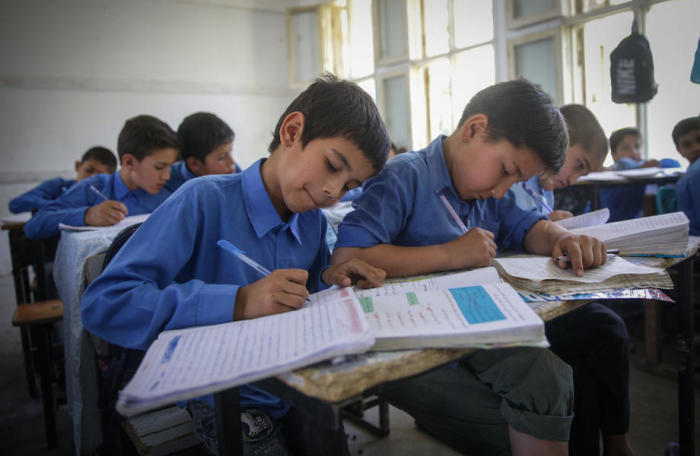Afghane Jungen besuchen eine Klasse in ihrer Schule in Kabul. Foto: epa/epa07707018