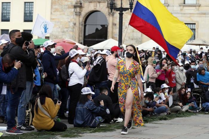 Ehemalige FARC-Guerillas veranstalten in Bogota ein Fest für das Leben und den Frieden. Foto: epa/Carlos Ortega