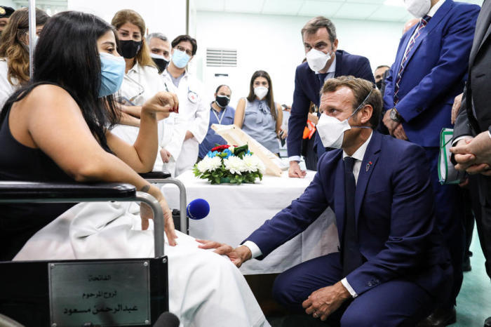Der französische Präsident Emmanuel Macron (R), flankiert vom französischen Gesundheitsminister Olivier Veran (oben), besucht das Rafik-Hariri-Universitätskrankenhaus in Beirut. Foto: epa/Stephane Lemouton / Pool