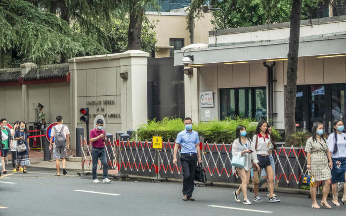 Leute gehen vor dem US-Konsulat in Chengdu. Foto: epa/Str