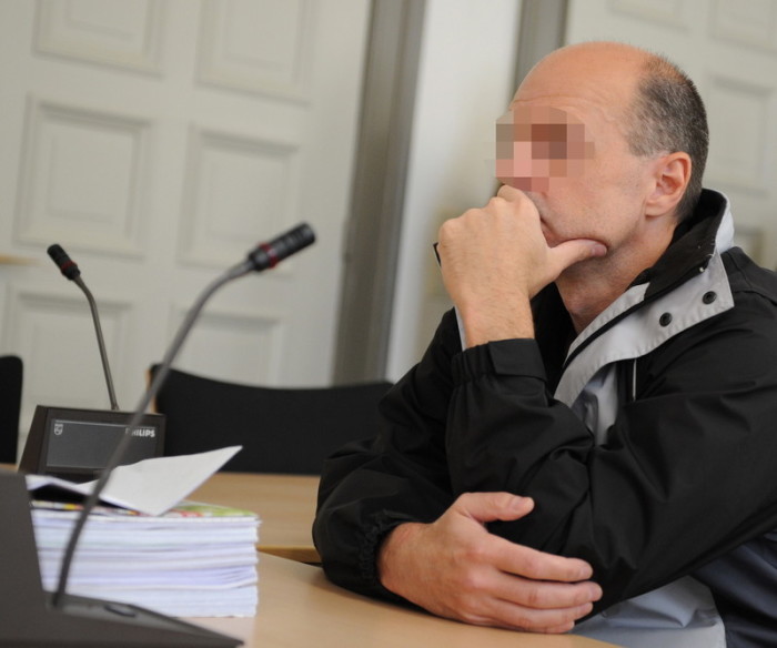 Der angeklagte Thomas Drach sitzt in einem Gerichtssaal des Landgerichts Hamburg bei der Fortsetzung seines Prozesses. Foto: epa/Christian Charisius
