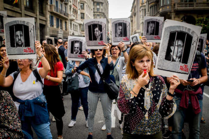 Frauen protestieren mit Plakaten, auf denen die angeklagten katalanischen Separatistenführer abgebildet sind, gegen das Urteil des Obersten Gerichts. Foto: Jordi Boixareu/Zuma Wire/dpa