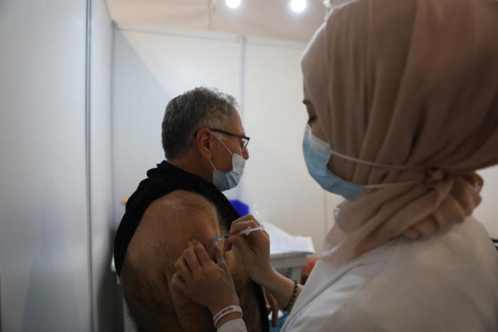 Menschen über 60 Jahre erhalten die erste Dosis des Coronavirus-Impfstoffs in der Heichal Shlomo Sports Arena, die sich in ein riesiges Impfzentrum in Tel Aviv verwandelt hat. Foto: epa/Abir Sultan