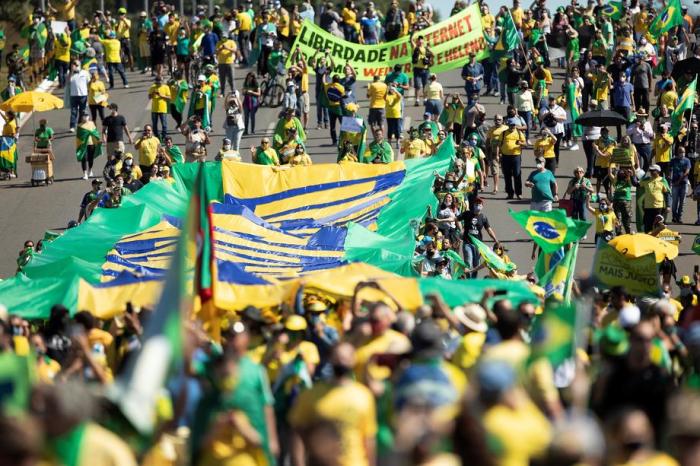Tausende von Anhängern des brasilianischen Präsidenten Jair Bolsonaro demonstrieren in Brasilia. Foto: epa/Joedson Alves