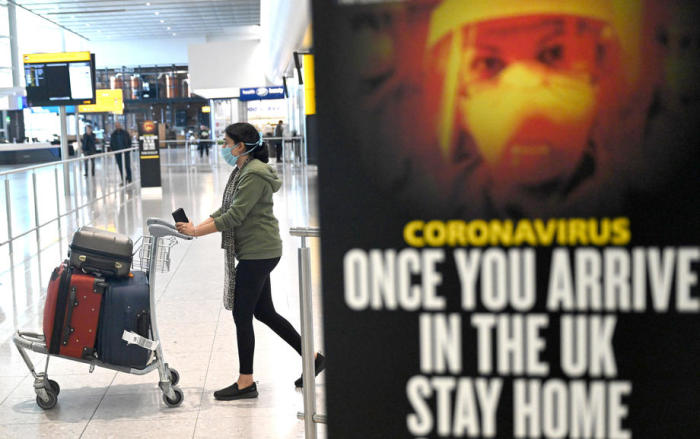 Die Passagiere tragen bei ihrer Ankunft am Flughafen Heathrow Masken. Foto: epa/Yoan Valat
