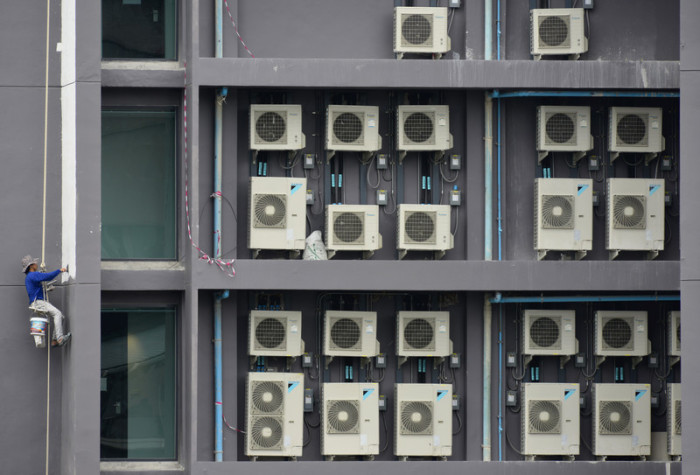 Klimaanlagen an einem Apartmenthaus in Bangkok. Foto: epa/Udo Weitz