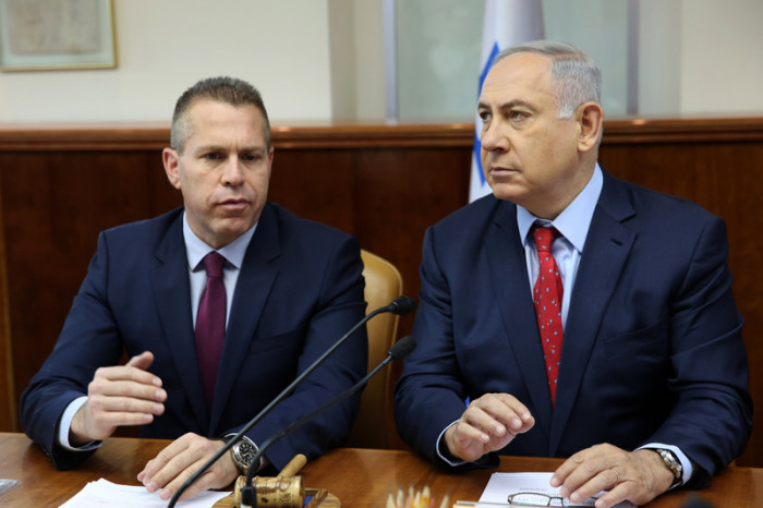 Israels Premierminister Benjamin Netanjahu (r.) und der israelische Minister für öffentliche Sicherheit, Gilad Erdan (l.). Foto: epa/Gali Tibbon