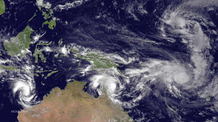 Ein verheerender Zyklon dreht im Südpazifik plötzlich und trifft voll auf den dicht besiedelten Inselstaat Vanuatu. Es gibt zwar Hochplateaus, aber die meisten Menschen wohnen an den Küsten. Foto: epa/Noaa / Handout