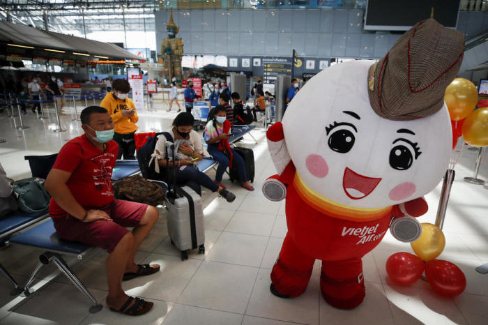 Fluggäste am internationalen Flughafen Suvarnabhumi in Bangkok. Foto: epa/Diego Azubel