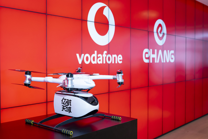 Das undatierte Handout zeigt eine Drohne vor eine Logo-Wand von Vodafone. Foto: Guido Schroeder Fotografie/Vodafone/dpa
