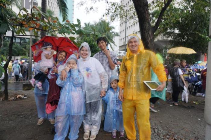 Die Familie Garcia war unter den vielen Millionen Filipinos, die am Sonntag die Straßen Manilas säumten, um einen sekundenlangen Blick auf Papst Franziskus zu erhaschen.