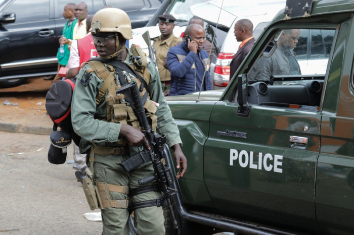 Kenianische Sicherheitskraft patrouilliert am Tatort. Foto: epa/Dai Kurokawa