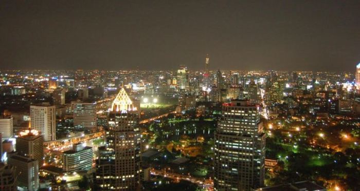 Der Blick von einer der Skybars über das gleißende Lichtermeer von Bangkok ist so atemberaubend schön, dass man nicht an die negative Seite der Pracht denken mag. Foto: ml